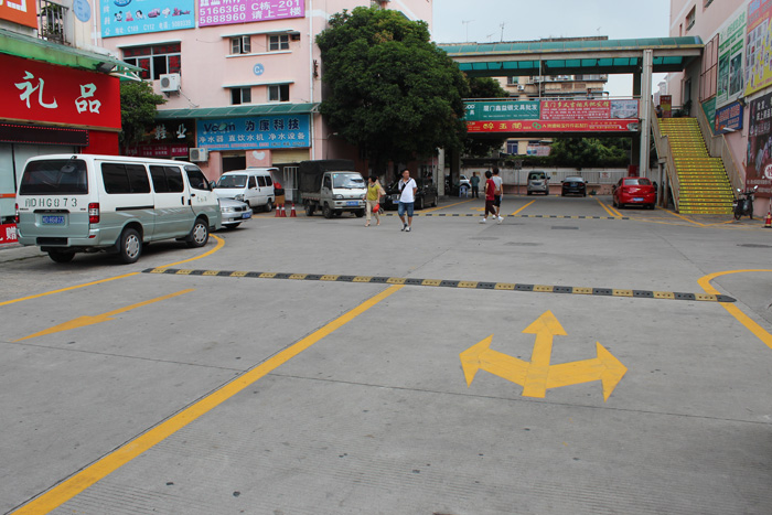 廈商小商品批發市場停車場設備圖片